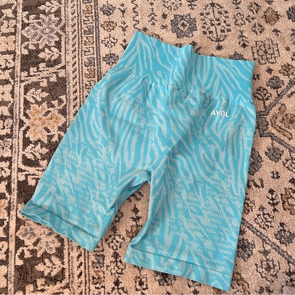 AYBL Seamless Short - Picture 3 of 7